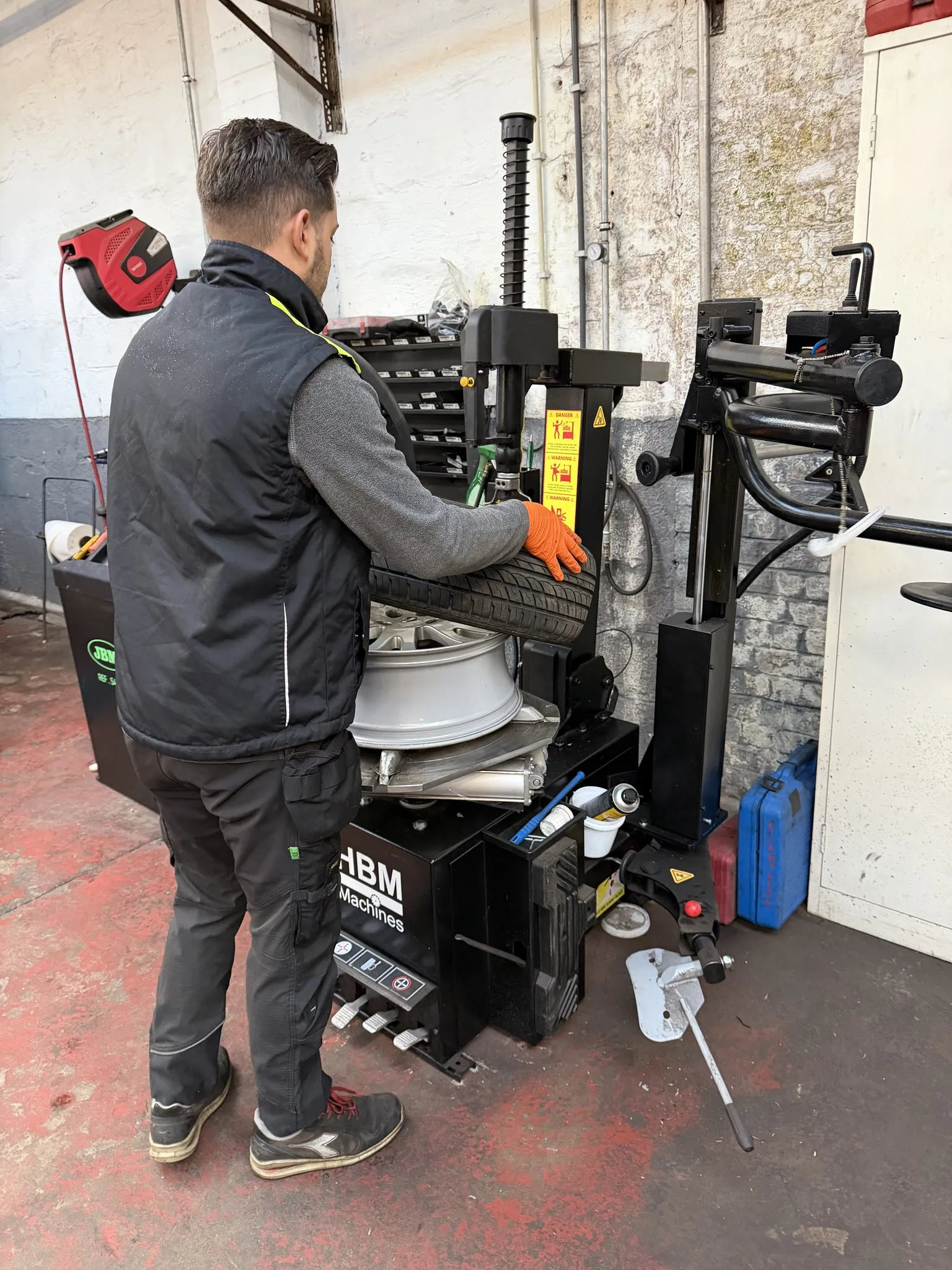 Montage pneus machine JBM garage Zaventem